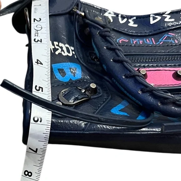 Graffiti Women's Leather Handbag Shoulder Bag with Zipper Closure - Picture 10 of 15